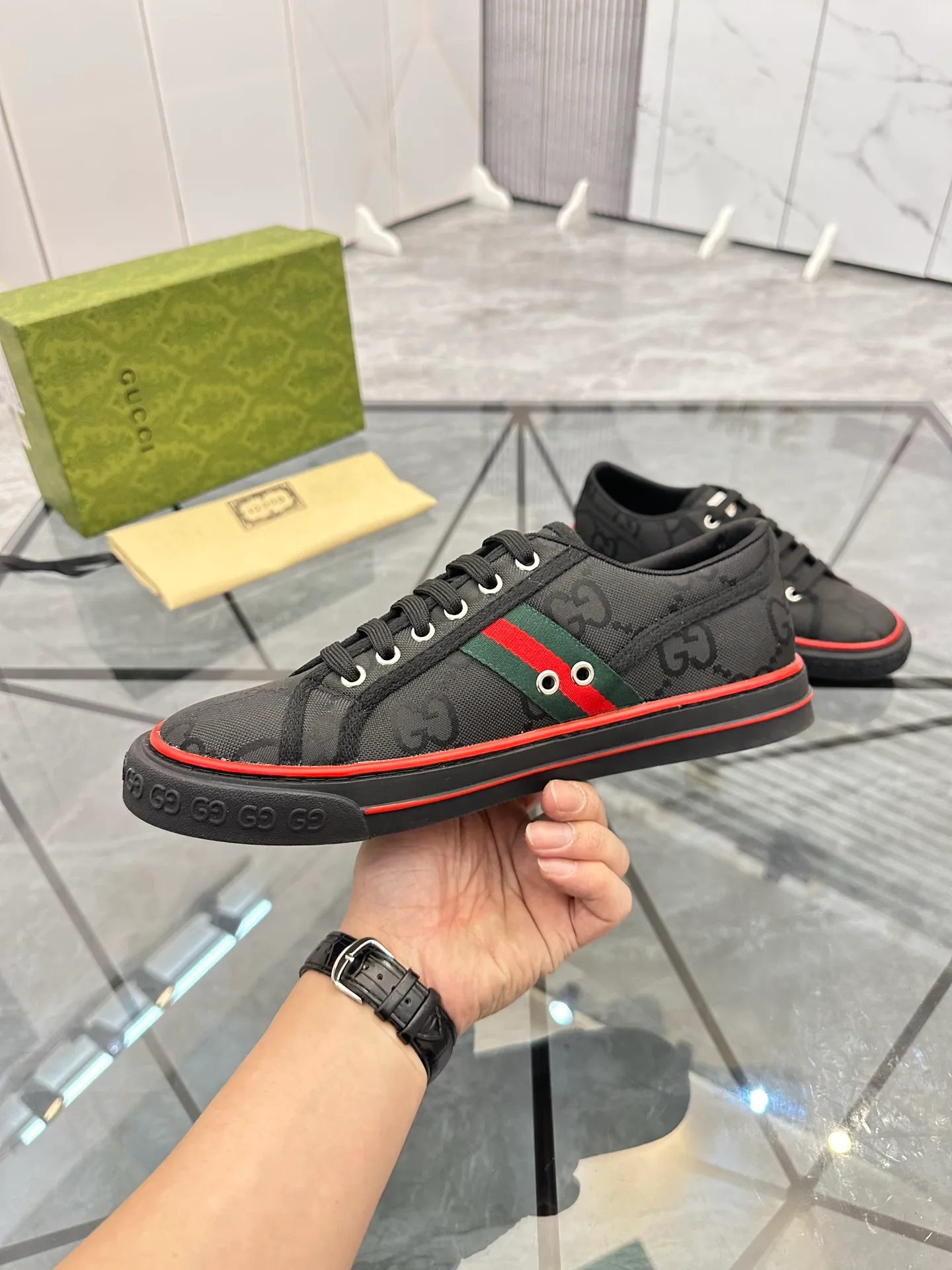 Men's shoes: 💰P360¥ Product trademark: Gucci* "Gucci*" low-cut casual shoes Regular size: 38-44 (can be customized to 45.46.) Product materials: Original material from the upper counter, breathable lining, original outsole. Number: 661